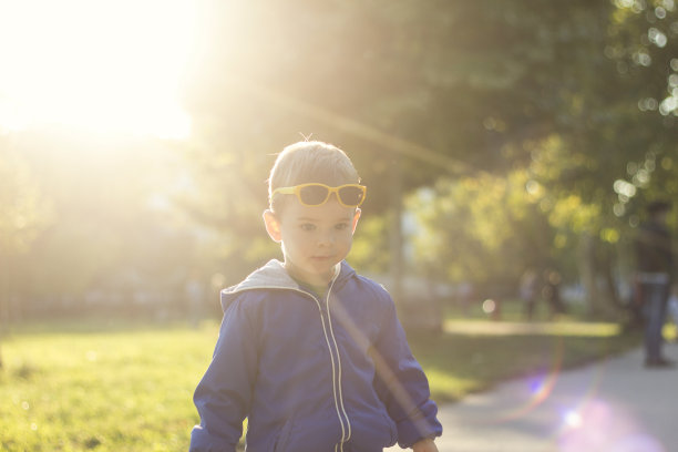 现代的孩子图片下载