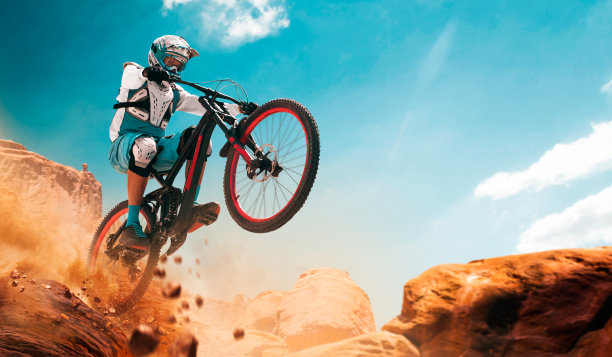 骑自行车的人骑自行车。下坡。图片下载