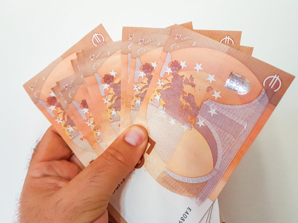 钱50欧元，手孤立图片下载