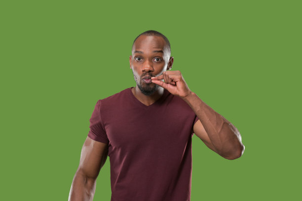 那个年轻人在她的手后面低声说着一个秘密图片下载