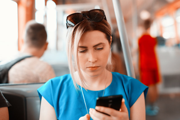 女人在公车里发短信图片下载