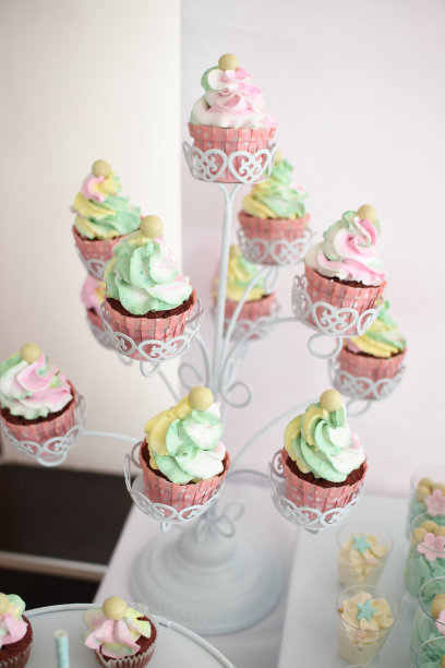 为孩子生日准备的甜蜜餐桌图片下载