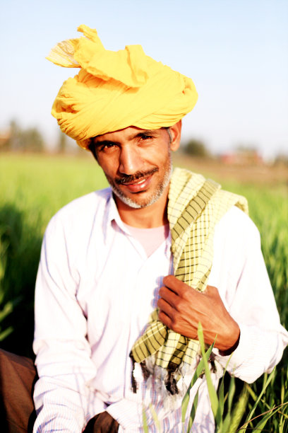 欢快的年轻农民画像在大自然中图片下载