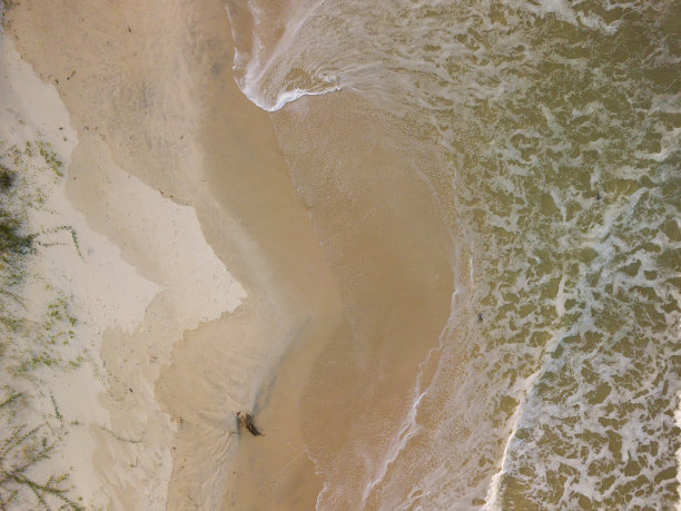 日落时海浪的鸟瞰图图片下载