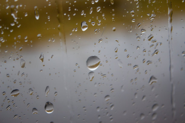 雨滴落在窗玻璃上图片下载