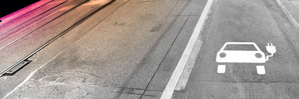 道路上充电站的电动汽车标志-电动汽车展示图片图片下载