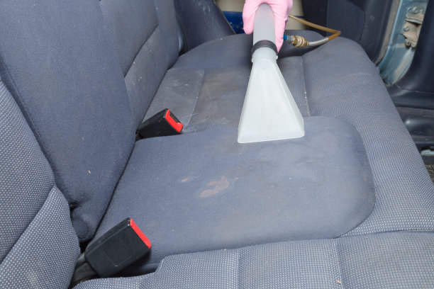 员工用专业的提取方法清洁后座上的脏手。早春定期大扫除。关心汽车内饰。商业清洁公司理念。图片下载