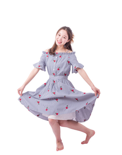 跳舞的女孩。年轻女子跳舞的肖像。美丽的年轻幸福的女人被孤立在白色的背景上。图片下载