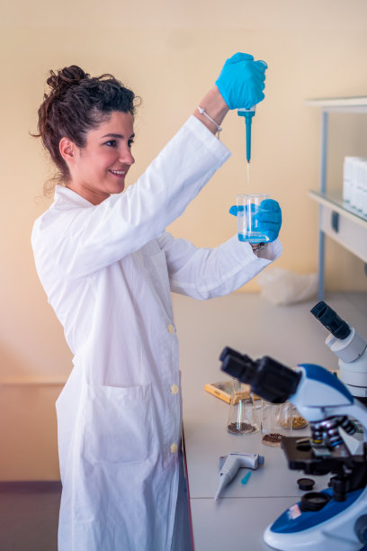 在实验室从事研究工作的科学家图片下载