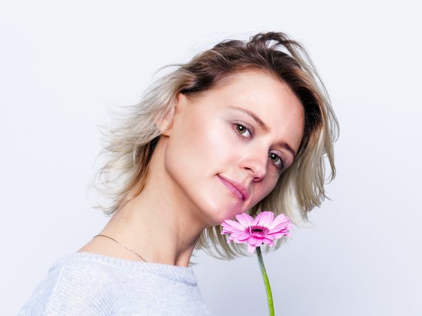 粉红色花朵的女人图片下载