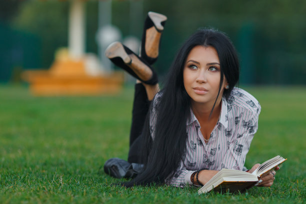 公园里漂亮的黑发姑娘图片下载