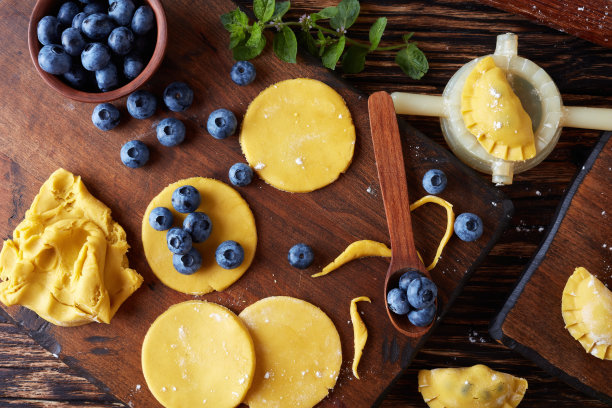 做饭自制饺子，俯视图图片下载