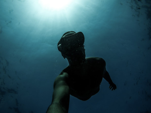 从海面游向海底的人图片下载