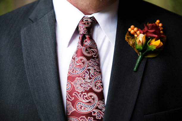 新郎/男性的手或胸部图片下载