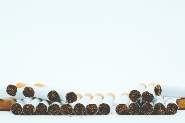 抽着香烟。图片下载