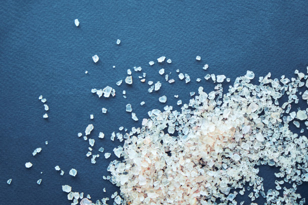 深色桌子上放着一碗粉色的喜马拉雅盐，俯视图，拷贝空间图片下载