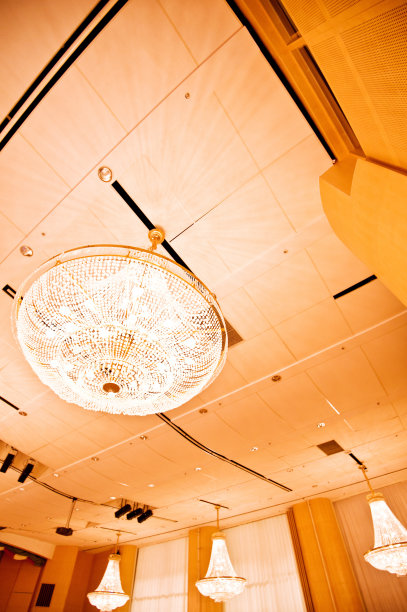 五颜六色的圆形的吊灯图片下载