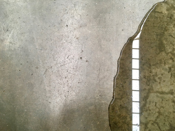 水泥地面漏油或漏水，小心危险和事故图片下载