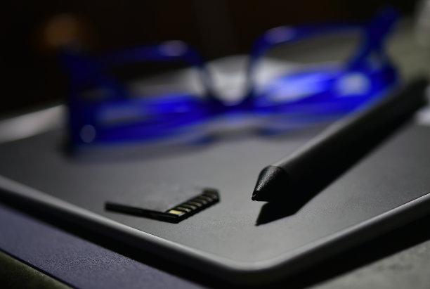 图形设计工具，笔和平板，蓝色眼镜和记忆卡，浅景深，模糊图片下载