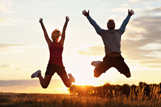一对年轻夫妇在日落后的潜水艇里慢跑图片下载