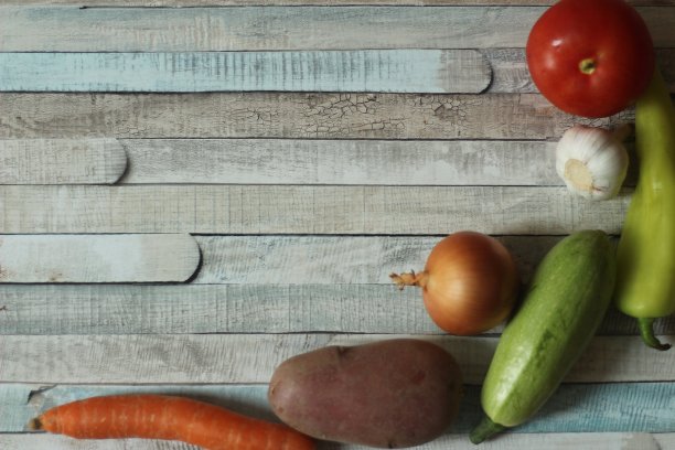 蔬菜放在木桌上，摄影棚拍摄图片下载