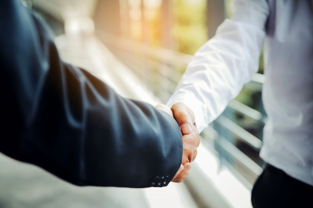 两个商人握手图片下载