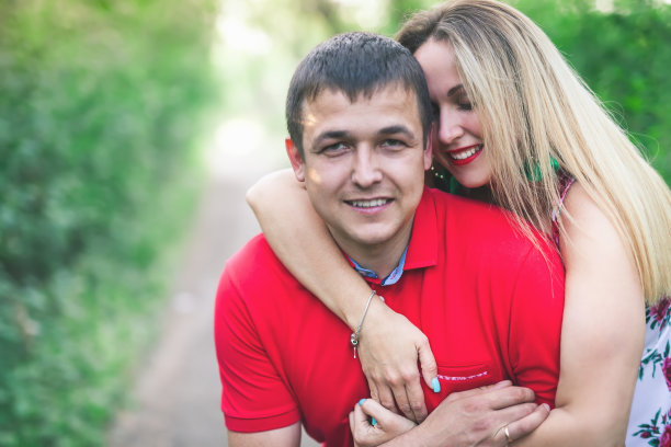 在秋天的户外，女人用爱拥抱她的男人图片下载