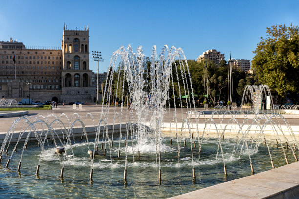 巴库政府大楼前国家公园的喷泉。阿塞拜疆共和国图片下载