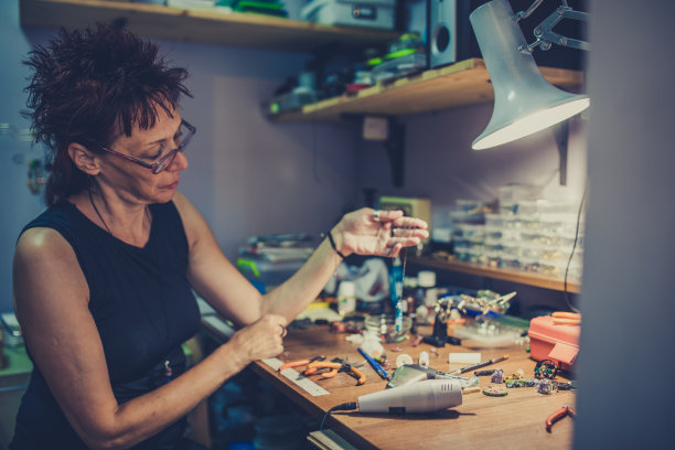 女士做了一条项链图片下载