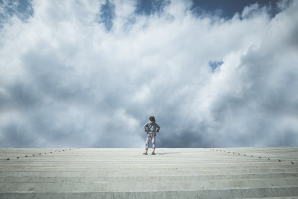 健身女人和天空图片下载