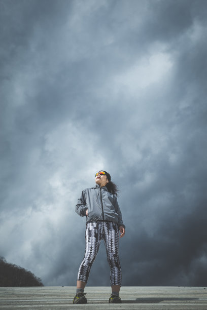 健身女人和天空图片下载