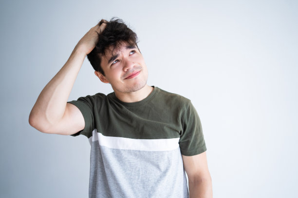 沉思微笑卷曲的家伙抓头图片下载