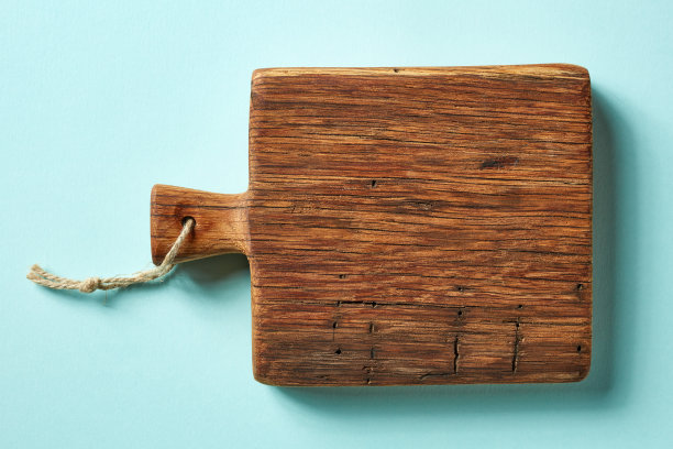 蓝色背景的木制砧板，从上往下看图片下载