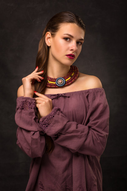 美丽的女性黑发模特在手工饰品时尚珠宝项链。时尚照片。图片下载