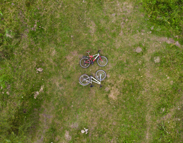 草地上有两辆自行车。阿拉尔铝合金视图图片下载