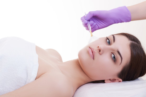 美容的概念，医生拿着刷子在脸上刷图片下载