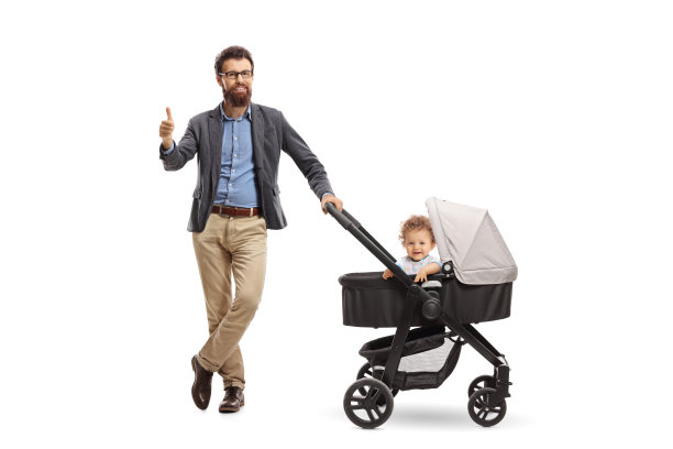 父亲和婴儿车里的小男孩举着大拇指图片下载
