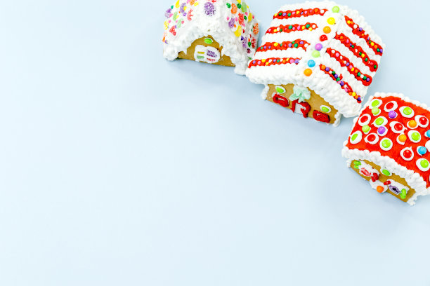 蓝色背景上的姜饼屋。圣诞小孩对待概念图片下载