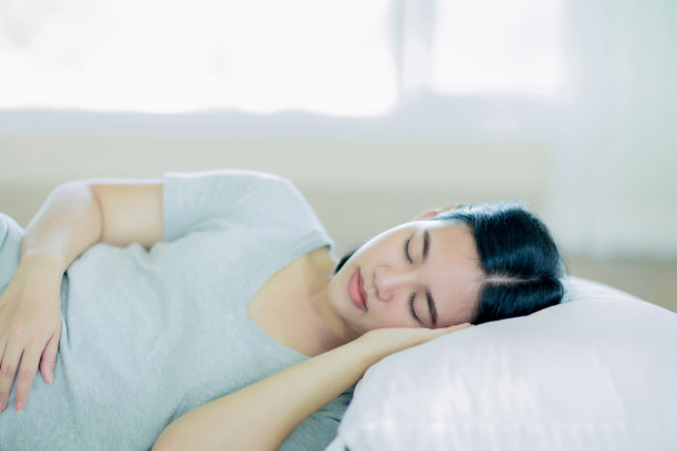 一个亚洲女孩睡在卧室里图片下载