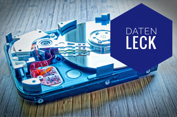 硬盘3.5英寸作为一个数据存储与主板在竹桌上和德国Datenleck在英语数据泄漏图片下载