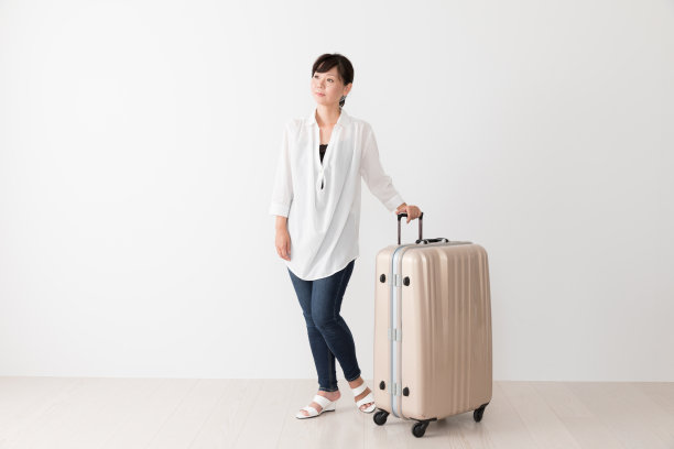 年轻的亚洲女人提着手提箱图片下载