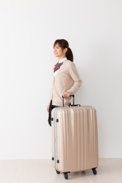 年轻的亚洲女人提着手提箱图片下载