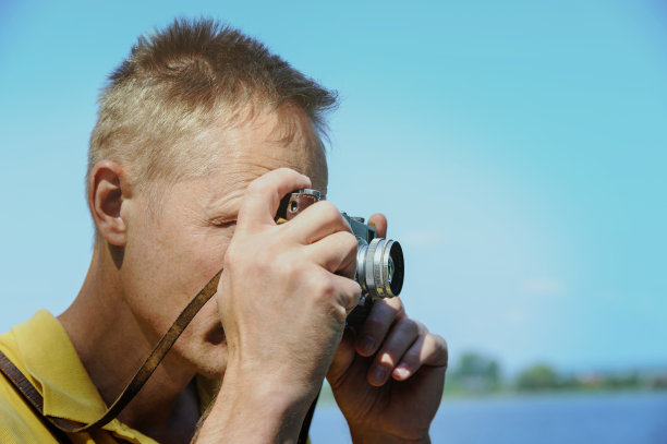 这个人正在给一台旧照相机拍照。图片下载
