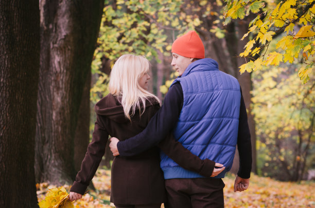 一对情侣在秋天的公园散步图片下载