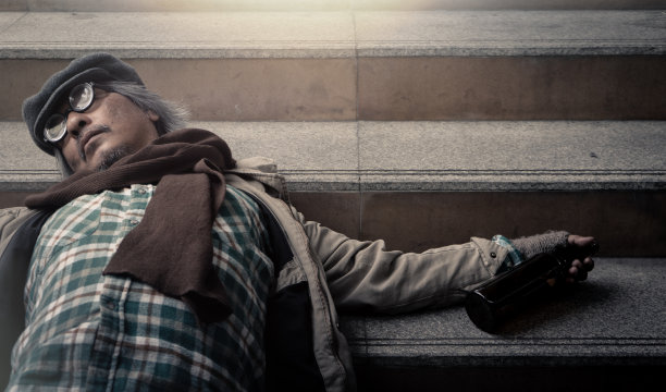 城市里肮脏的无家可归者图片下载