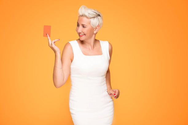 拿着信用卡摆姿势的中年妇女。图片下载