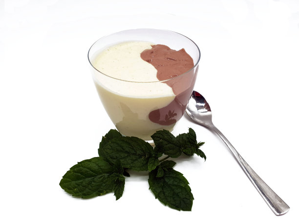 清新的巧克力和香草甜点，薄荷白背景图片下载
