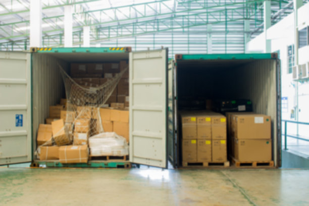 刚装出集装箱的纸箱(模糊图片)图片下载