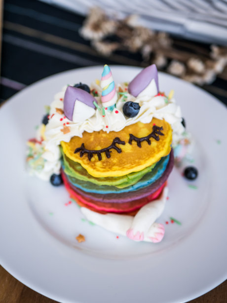 新鲜出炉的可爱独角兽彩虹煎饼。孩子吃饭。图片下载