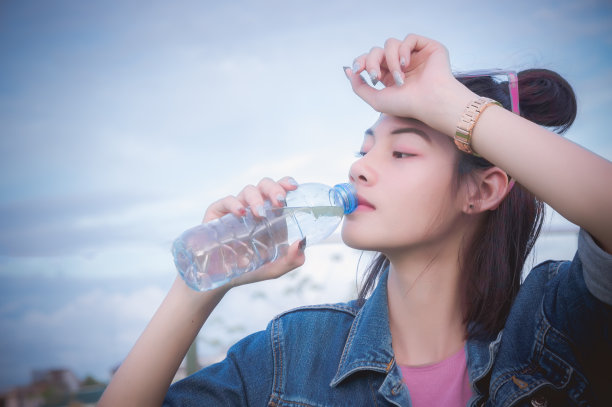 健康女孩的饮用水在瓶子里，为了提神渴喝图片下载